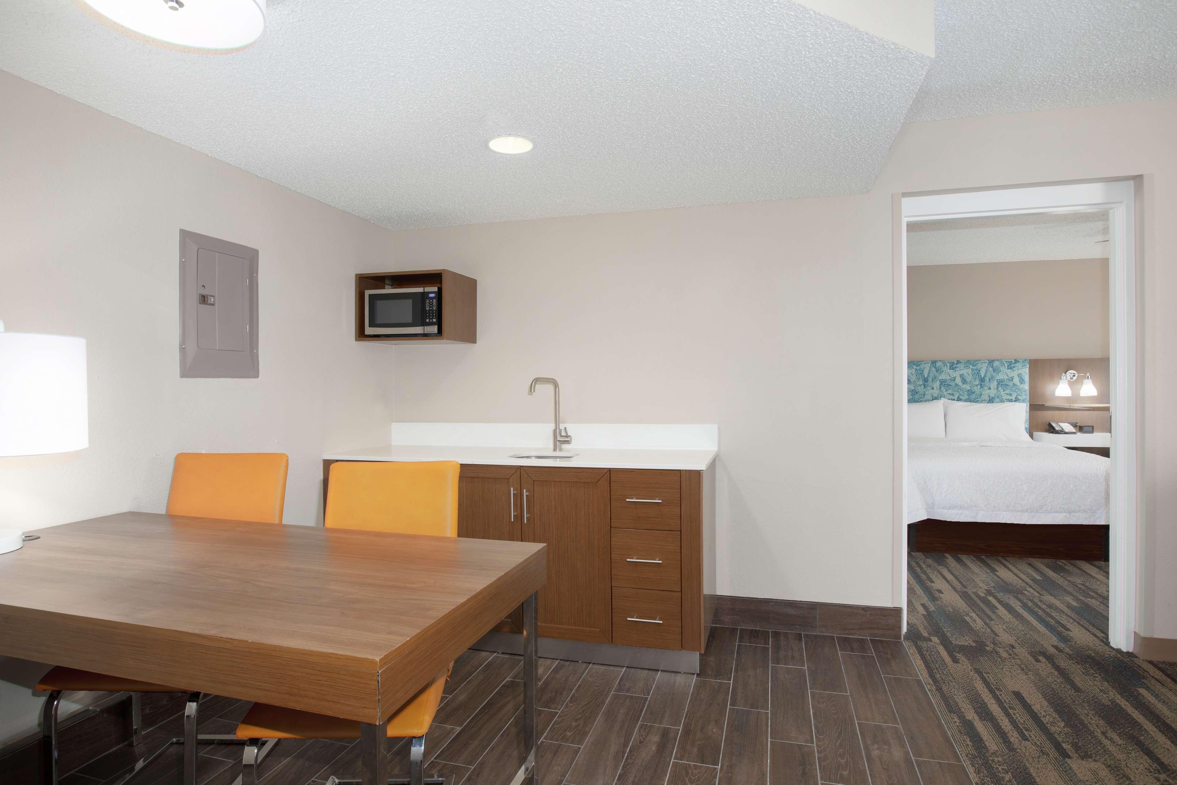 Hampton Inn & Suites Kansas City-Merriam Extérieur photo