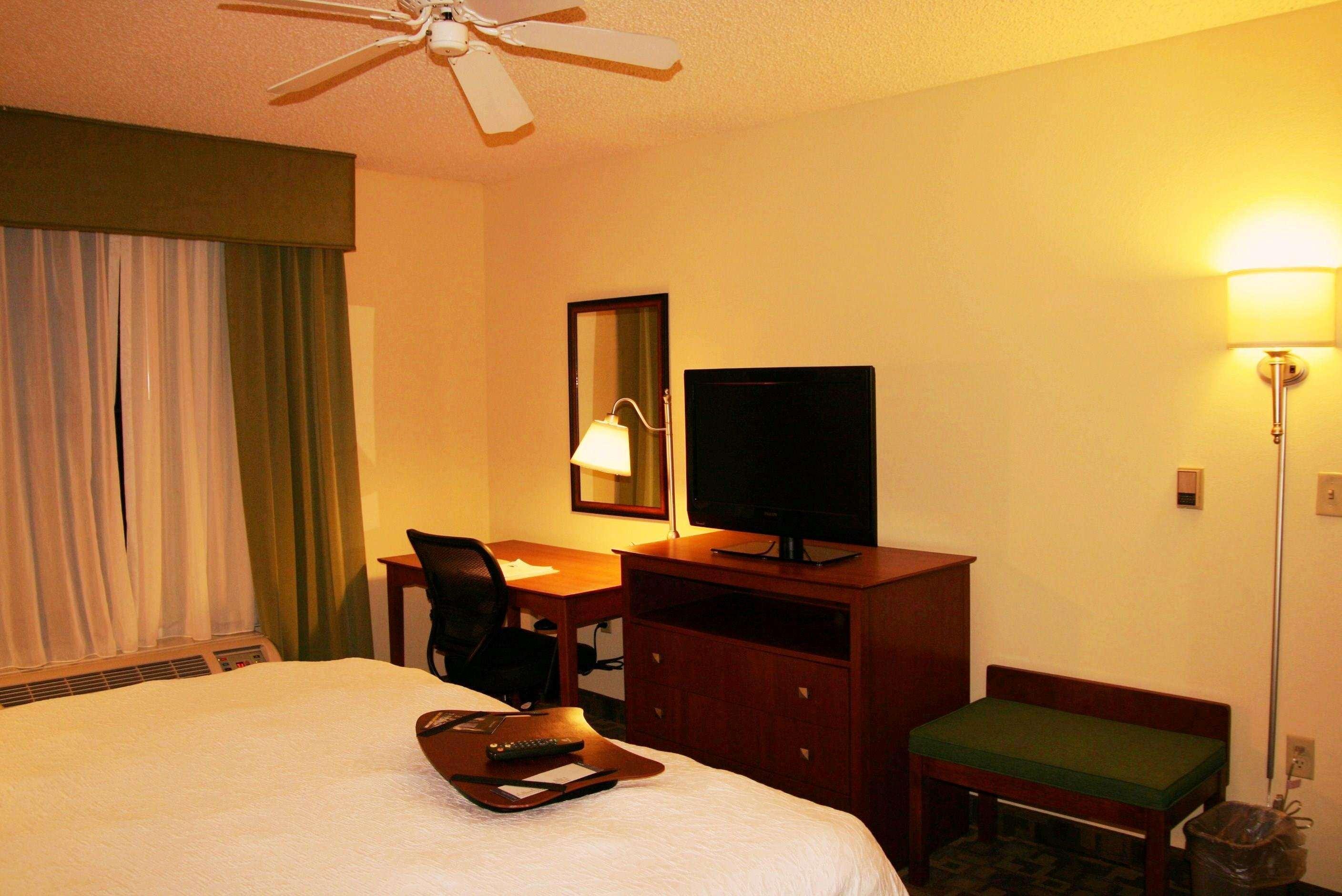 Hampton Inn & Suites Kansas City-Merriam Extérieur photo
