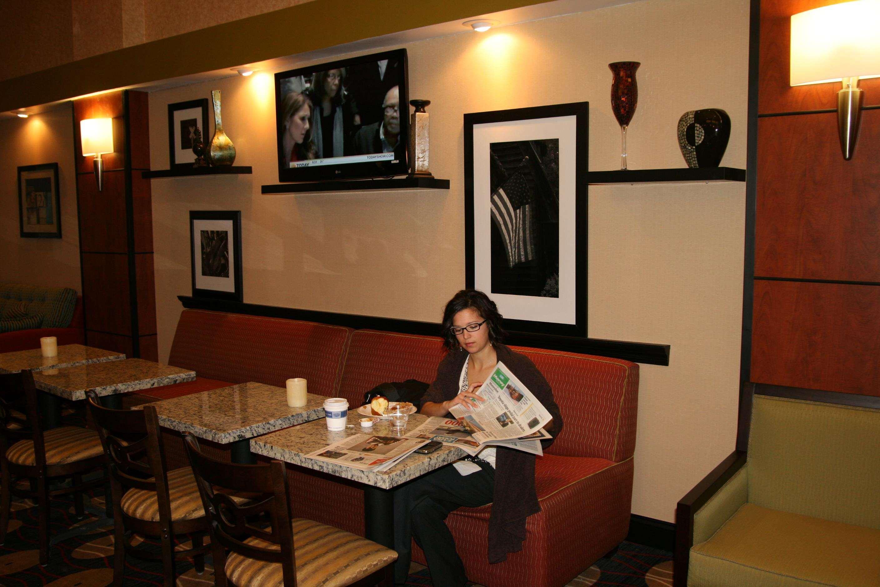 Hampton Inn & Suites Kansas City-Merriam Restaurant photo