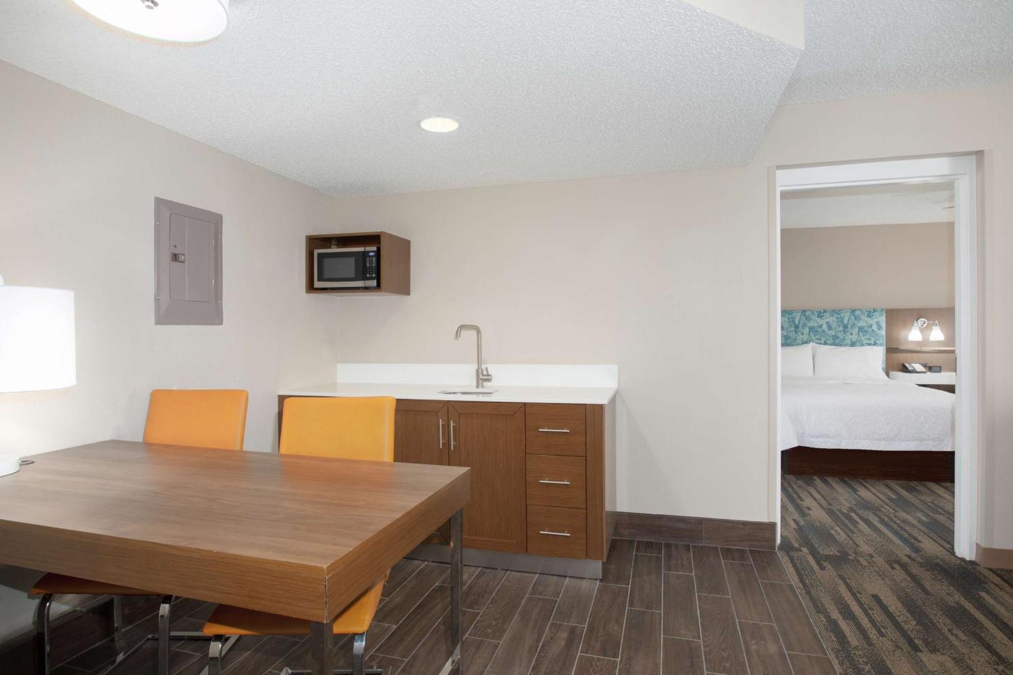 Hampton Inn & Suites Kansas City-Merriam Extérieur photo